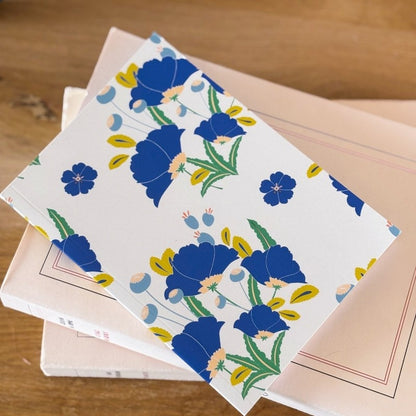 carnet lotus bleu par cabane studio floral, petit carnet format A6 avec illustration florale inspiré de l'art floral oriental dans les tons bleu, or et blanc. 