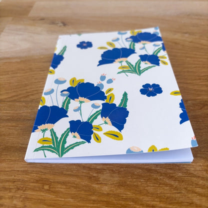 carnet lotus bleu avec illustration florale inspiré de l'art floral oriental dans les tons bleu, or et blanc. 