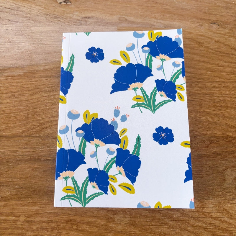carnet lotus bleu par cabane studio floral, petit carnet format A6 avec couverture souple et illustration florale , 56 pages lignées. 