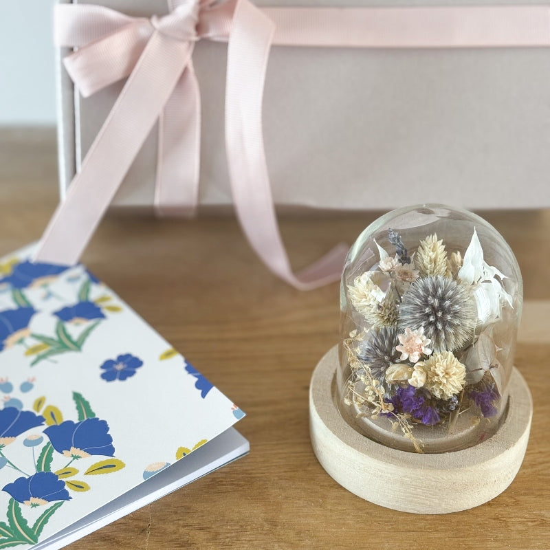 coffret cadeau basile mini globe fleuri dans les tons blanc, bleu et vert