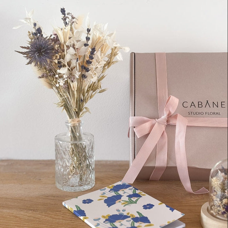 coffret cadeau basile avec bouquet de fleurs séchées blanc et bleu, vase assorti et un mini globe fleuri
