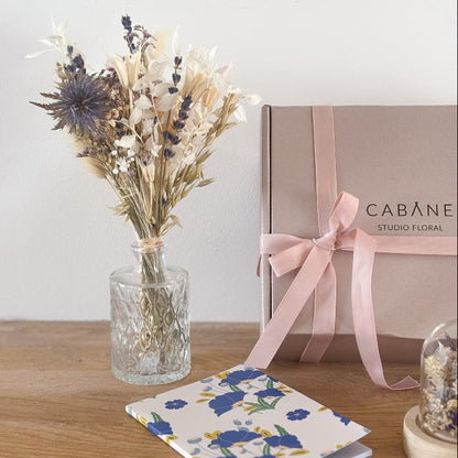 coffret cadeau basile avec bouquet de fleurs séchées blanc et bleu, vase assorti et un mini globe fleuri
