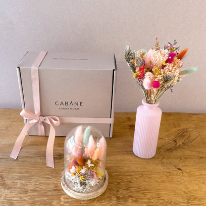 coffret cadeau samba flora composé d'un bouquet de fleurs séchées multicolore, d'un petit vase et d'un globe fleuri