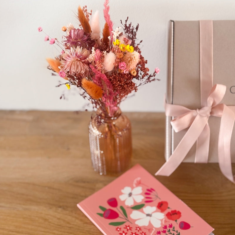 petit bouquet de fleurs séchées capucine dans les tons rose et terracotta et son vase assorti
