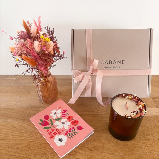 coffret cadeau capucine composé d'un bouquet de fleurs séchées dans les tons rose et terracotta, d'une bougie fleurie et d'un petit vase
