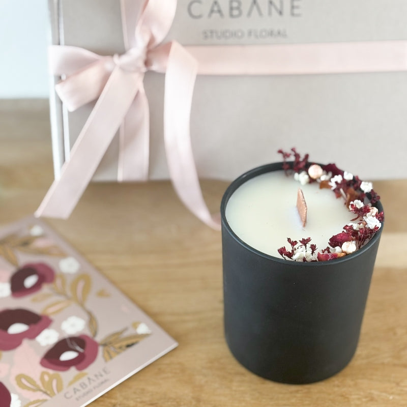 coffret cadeau scarlet avec bougie décorée de fleurs séchées dans pot noir mat et fleurs séchées