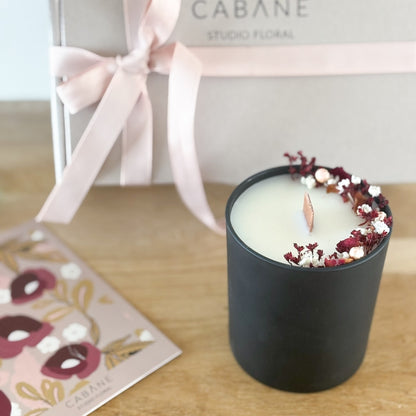 coffret cadeau scarlet avec bougie décorée de fleurs séchées dans pot noir mat et fleurs séchées