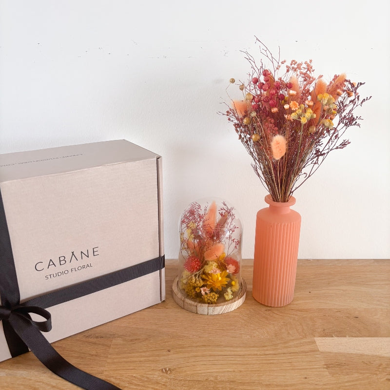 coffret cadeau soleil fauve composé d'un bouquet de fleurs séchées dans les tons orange et jaune et d'un globe fleuri assorti