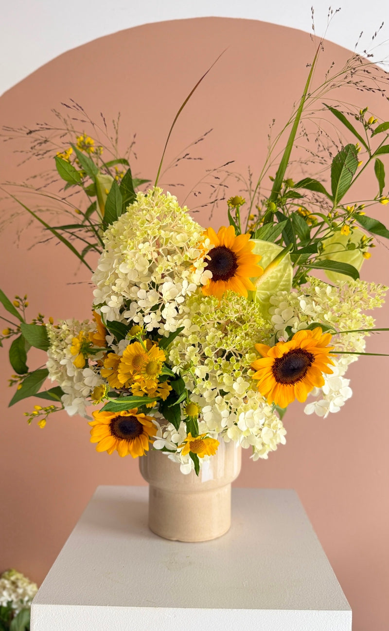 composition florale fleurs de saison hortensias et tournesols pot en ceramique livraison biarritz et anglet