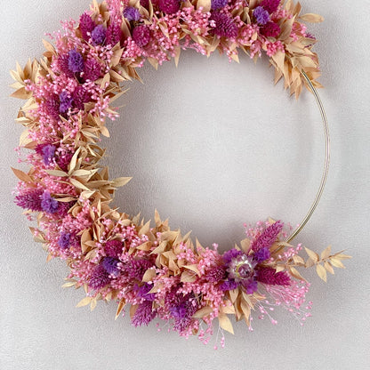 couronne murale louise avec fleurs séchées dans les coloris rose violet peche 