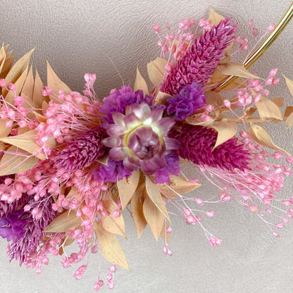 couronne de fleurs sechees dans les coloris rose violet peche 