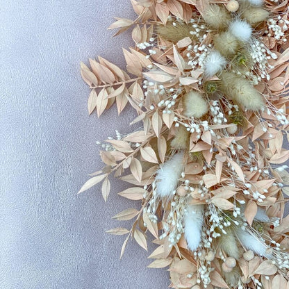 couronne-fleurs-sechees-avec-ruban-cara-couleurs-peche-blanc-creme