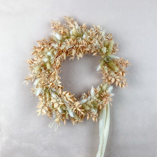 couronne-fleurs-sechees-avec-ruban-cara-couleurs-peche-blanc-creme