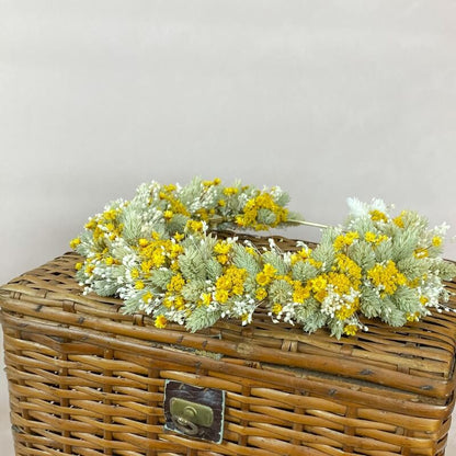 couronne-fleurs-sechees-buccolique-champetre-verte-jaune-blanche