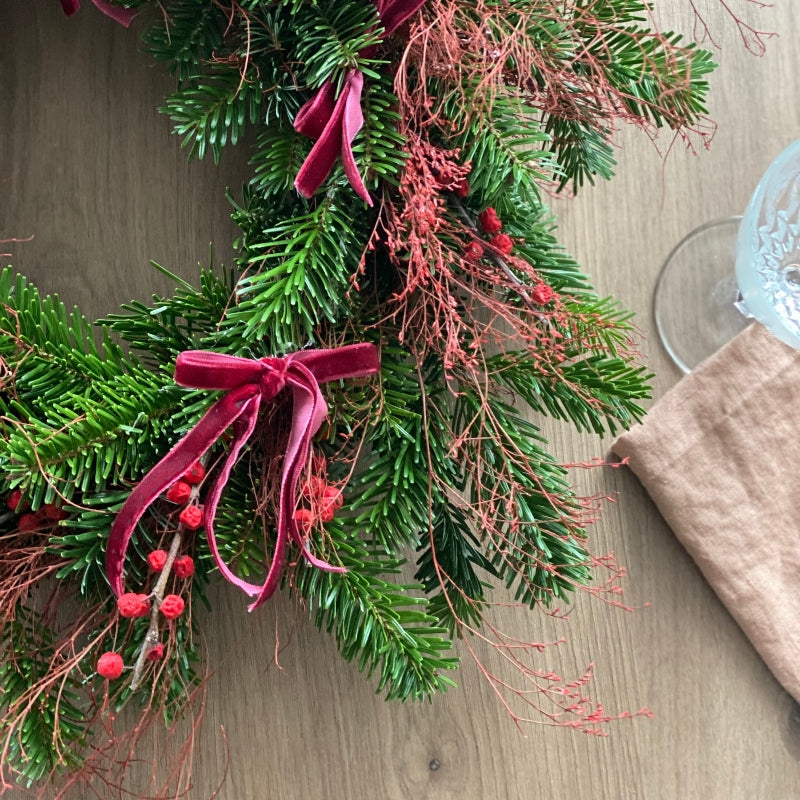 couronne de noël sapin ilex et petits noeuds velours rouge grenat