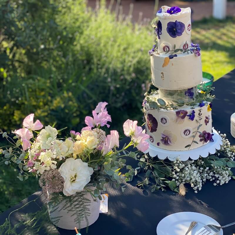 Décoration florale buffet mariage et gateau