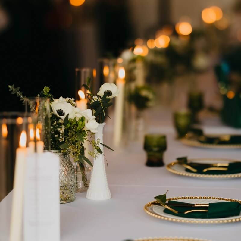 Décoration florale table mariage blanc et vert petites touches florales