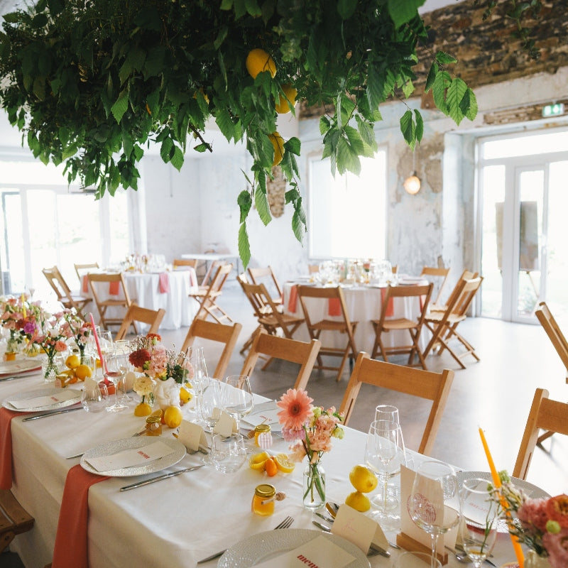 décoration florale colorée et acidulée avec une belle suspension végétale au dessus de la table des mariés