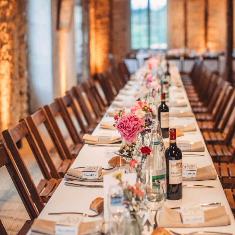 chemin de table mariage créé avec une multitude de petits vases et soliflores avec des couleurs vives