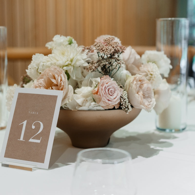 centre de table élégant et raffiné composé de fleurs dans les tons beige et blanc