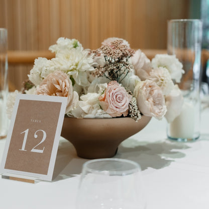 centre de table élégant et raffiné composé de fleurs dans les tons beige et blanc
