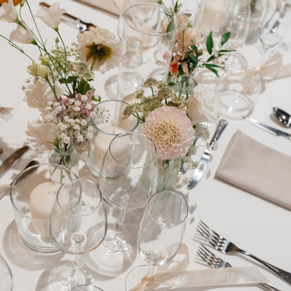 centre de table romantique avec des dahlias beige rosé