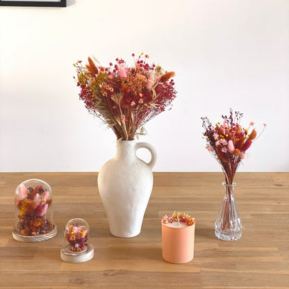 Bouquets de fleurs sechees globes fleuris et bougie fleurie de la collection Roxane dans les coloris terracotta rose rouge et jaune