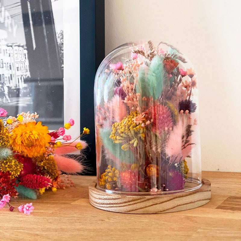 globe fleuri samba floral composé de fleurs séchées multicolores dans les tons rose, jaune, bleu et orange. 