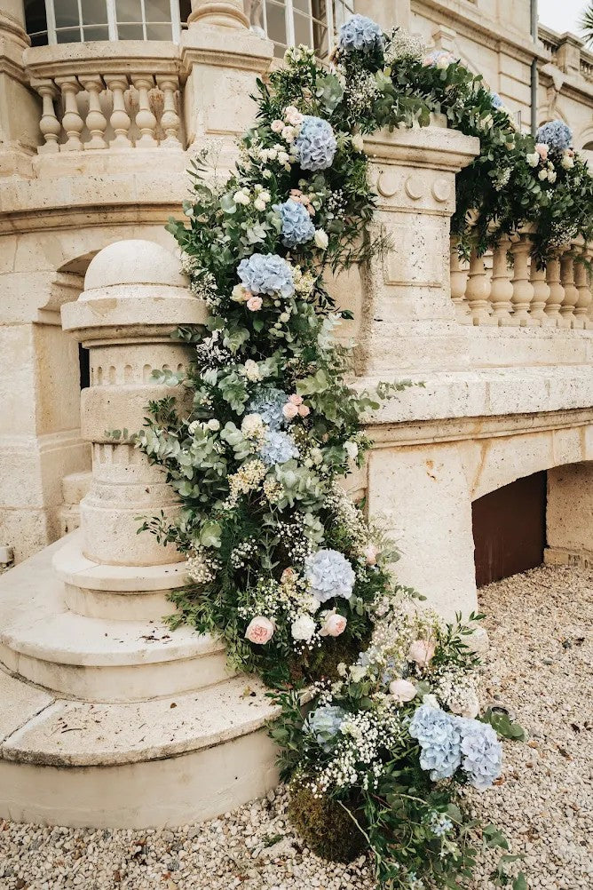 fleurissement d'un escalier en pierre avec des hortensias bleus 
