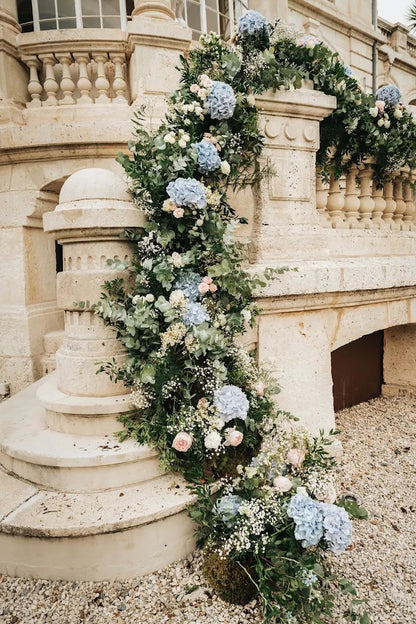 fleurissement d'un escalier en pierre avec des hortensias bleus 