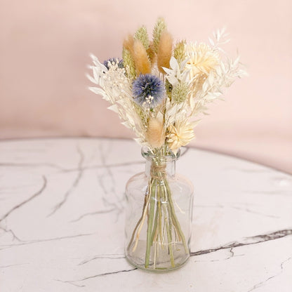 petit bouquet de fleurs séchées dans les tons naturels, blanc bleu et vert