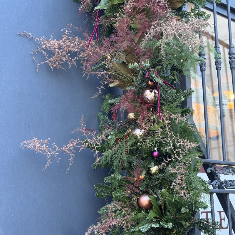 decoration florale de facade d'hotel pour noel